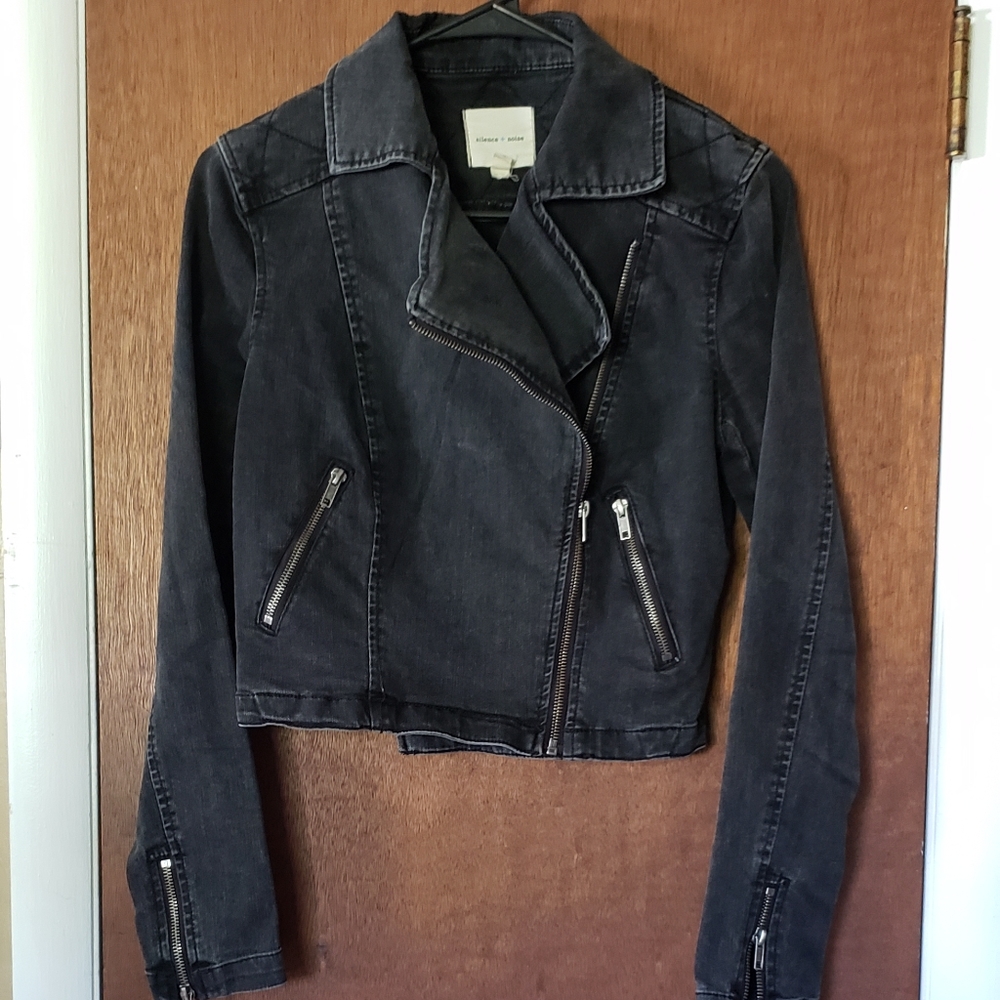 Black, cropped jean jacket! 🖤